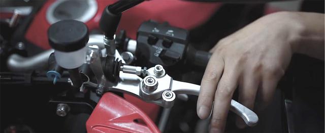 画像: DCT車を無敵にするため左手ブレーキを装着!