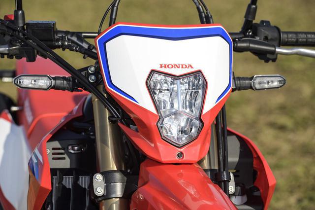 画像: こちらは日本仕様車の新型CRF250L。ヘッドライト、ウインカーの違いに注目! 写真:柴田直行