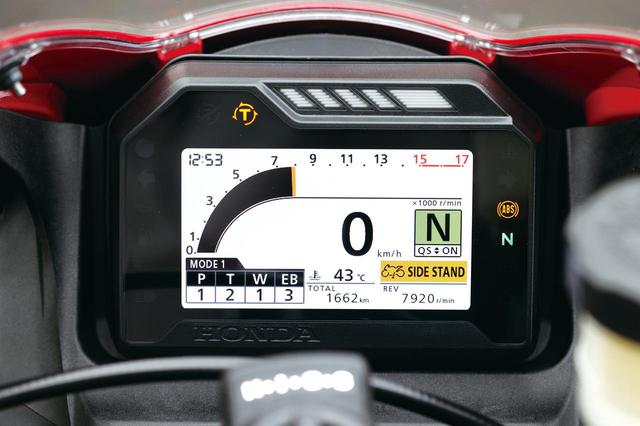 画像: 1000RR-R同様のカラーTFTメーター。電子制御デバイスはパワー、トルク、ウイリー、エンジンブレーキが調整可能だ。
