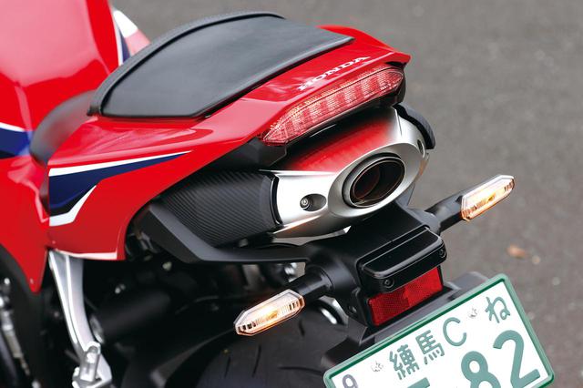 画像: センターアップマフラーは継続だが、エキパイはパイプサイズを見直し、キャタライザーも大型化され、高回転・高出力化を実現。