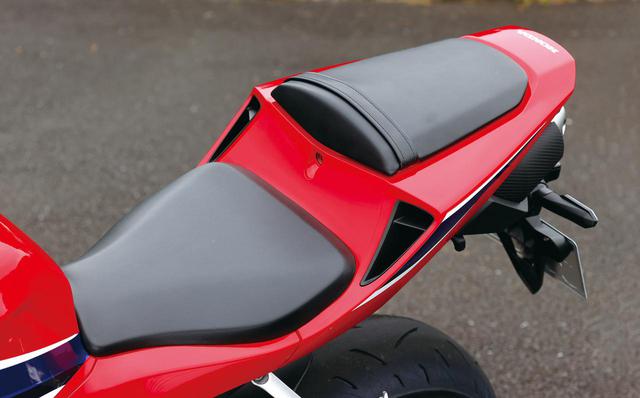 画像: シートの座面は大きく、マシンコントロール性に優れるもの。テールカウル形状は従来型の面影を強く残したものとなっている。