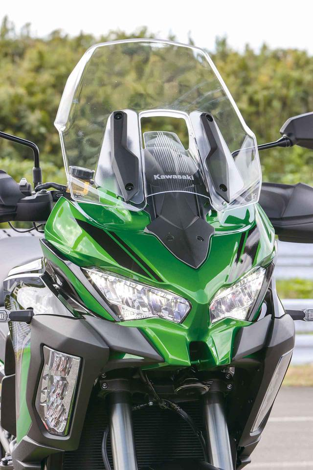 画像: カワサキのスポーツバイクらしい、逆スラントノーズに鋭い眼光のLEDヘッドライトの組み合わせ。スクリーンは上下無段階に調節可能。