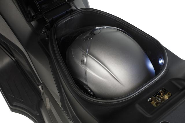 画像: シート下の収納スペースはヘルメットひとつが入る容量を確保。