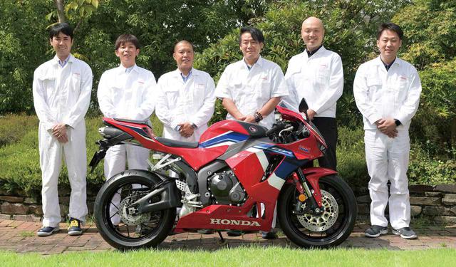 画像: 新型CBR600RR開発者 【写真向かって左から】 重松慶多 氏(エンジン研究) 西山尚吾 氏(操縦安定性研究) 堂山大輔 氏(テスト領域責任) 石川 譲 氏(開発責任者) 栗城大亮 氏(スタイリングデザイン) 秋吉洋行 氏(システム設計)
