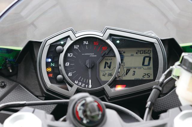 画像: 液晶TFTモニター全盛の中では古風にも見えるが、機能は十分。パワーモード2段階、KTRC3段階を好みで選択することが可能。