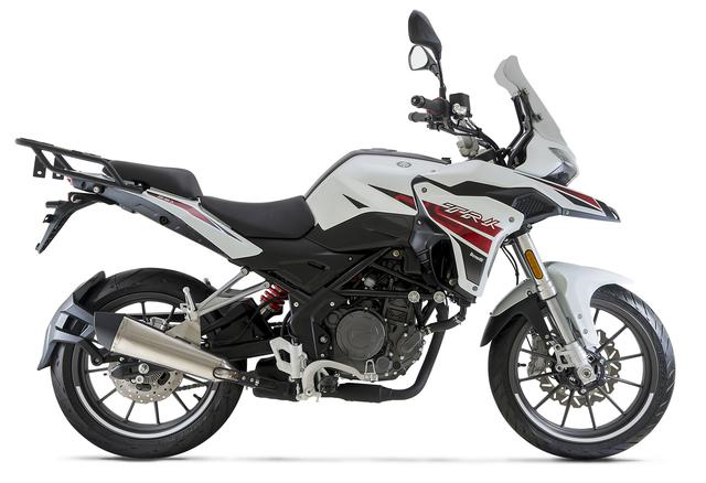 画像: Benelli TRK251 総排気量:249cc エンジン形式:水冷4ストDOHC4バルブ単気筒 シート高:835mm 乾燥重量:153kg メーカー希望小売価格:54万8900円(消費税10%込)