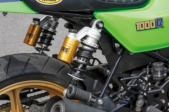 画像: ダミーのツインショックを装着(リヤショックとしての機能はない)して、当時のスタンダードバイクらしさを高める。本来、車体右側に見えるZ900RSのモノショックはカバーで隠されている。