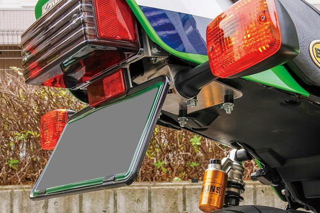 画像: テール部はフェンダーレス化して大型角ウインカー(ドレミのZ1000Mk.Ⅱ用で、内部はZ900RSに合わせてLED化)やZ1000R同様の角型テールライトを装着した。テールカウルやタンクカバーはワンオフのプロトタイプで現状はFRP製だが、製品化の際にはABS樹脂製になるだろう部分。