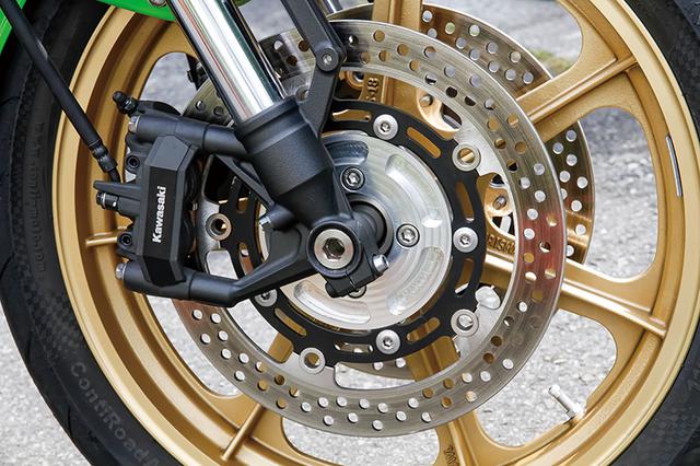 画像: 本来は前後17インチのZ900RSのホイールハブ部にアダプターを介してモーリズ・マグホイールを履き、前後18インチ化(幅は2.75/4.50)している。