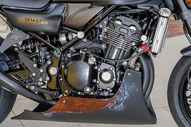 画像: アンダーカウルやチェーンカバー一体型リヤフェンダー(後方に120mm延長)、エンジンサーモゲージ、アールズのラジエーターホースも、PMCオリジナル。「Z948RS」のエンブレムも同書体でアルミダイキャスト製「ARCHI Z948RS サイドカバーエンブレム」も市販中だ。