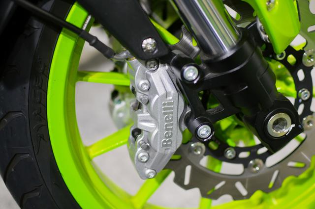 画像: フロントブレーキはダブルディスクを奢る。キャリパーにはBenelliのロゴ。