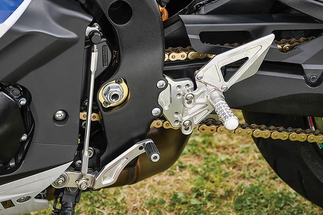 画像: ステップキットはアグラス製。ヒールでの車体ホールド性を高め、バーへの足裏グリップを高めるなどの効果が期待できる。