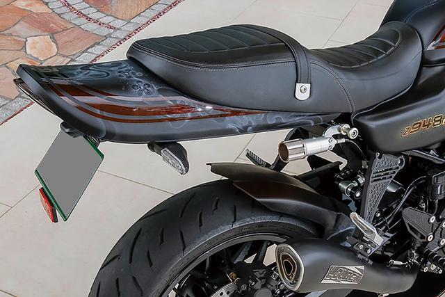 画像: Z900RSノーマルより60mm長くわずかに反り上がり、外周にZ同様のリブを設けた形状のロングテールカウル(量産品はFRP、この車両では試作カーボン)とリヤフェンダーレスキットを装着することで、後方から見たマシンの印象は一変する。
