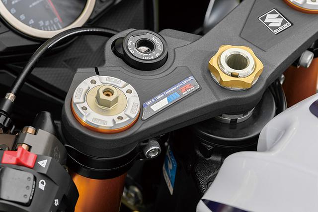 画像: ベースは2013年のGSX-R累計100万台生産記念限定車、GSX-R1000L3Zで、トップブリッジには1985台の限定シリアルが貼られているのが分かる。