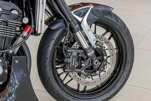 画像: 3.50-17/5.50-17インチのアルミキャストホイールと前後ブレーキまわりはZ900RSのノーマル。同じく現状でノーマルのKYB製φ41mm倒立フォークにはこの後、YSSが開発中というインナーカートリッジキットを組み込む予定という。