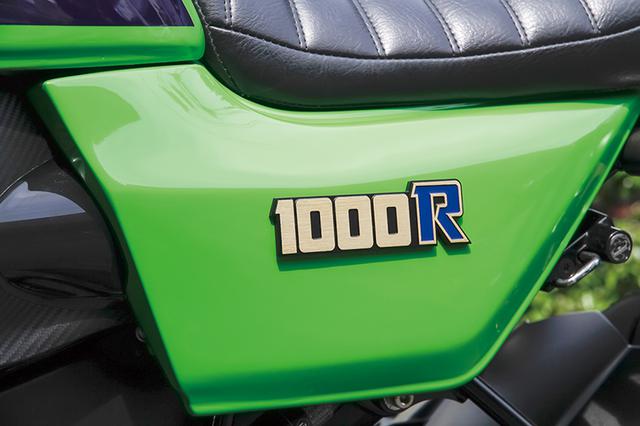 画像: サイドカバーもFRPでワンオフ製作。モチーフのローソンレプリカ同様に貼られる「1000R」のエンブレムはドレミコレクションで販売中の既存製品。