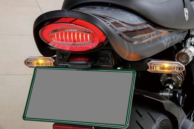 画像: LEDリングポジションランプは、外周がポジションランプ、中央がストップランプとして機能する製品。レンズはクリアとスモークの2種が設定される。なお、外装ペイントは大阪のラスティックが担当した。