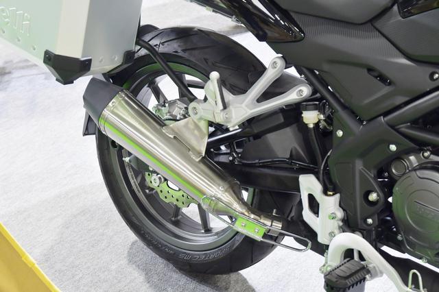 画像: サイレンサーの取り出しはオーソドックスな右側。アドベンチャーモデルらしく、エキパイ接合部にはヒートガードが取り付けられる。