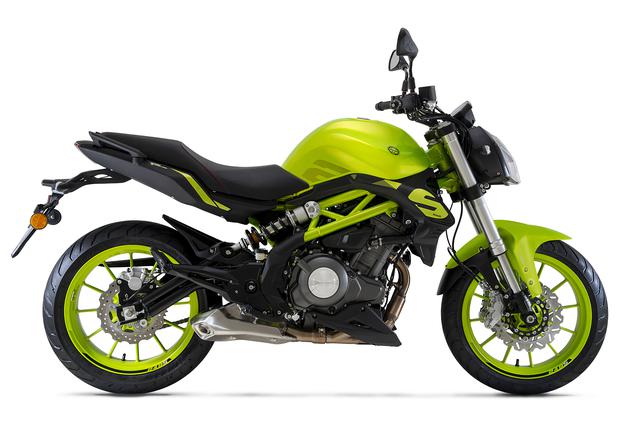 画像: Benelli TNT 249S 総排気量:249cc エンジン形式:水冷4ストDOHC4バルブ並列2気筒 シート高:795mm 乾燥重量:195kg メーカー希望小売価格:63万6900円(消費税10%込)