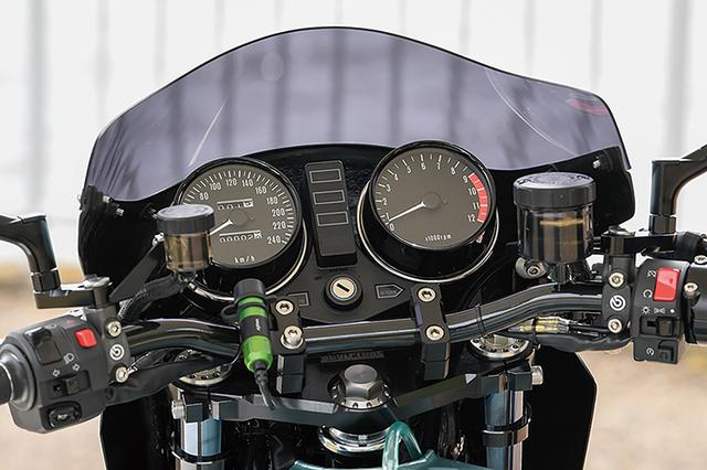 画像: フォークオフセットは60→40mmとして17インチ向けに適正トレール化する。左右マスターシリンダーはブレンボRCSで燃料タンクはアルミ製だ。