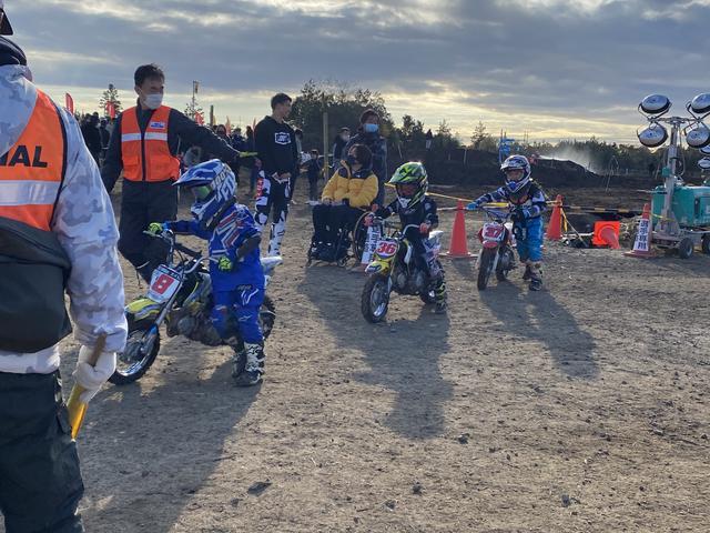 画像: キッズライダー達もちゃんと自分でマシンを運びパドックへ戻っていきます。 かっこかわいいですよね☆+°