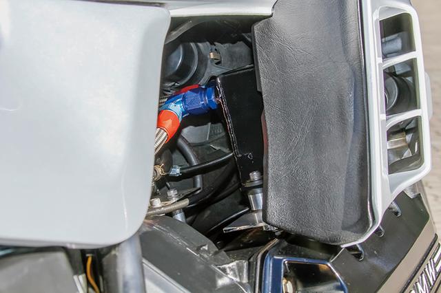 画像: クランク縦置き×横倒し(エンジン左側がヘッド)直4エンジンの'88K100RSがベースだ。右後ろから見ても複雑なレイアウトが分かる。