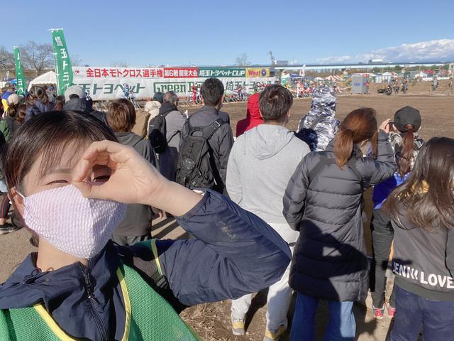 画像: スタート観ますポーズ♪ 混んでいて最前列には入れませんでした。