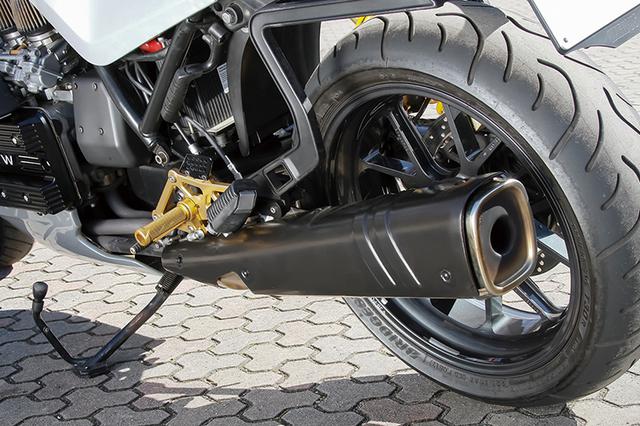 画像: スイングアームはK100の4バルブ車(ベースは2バルブ)用。シートはスプリームのワンオフ。マフラーもノーマルを使う。