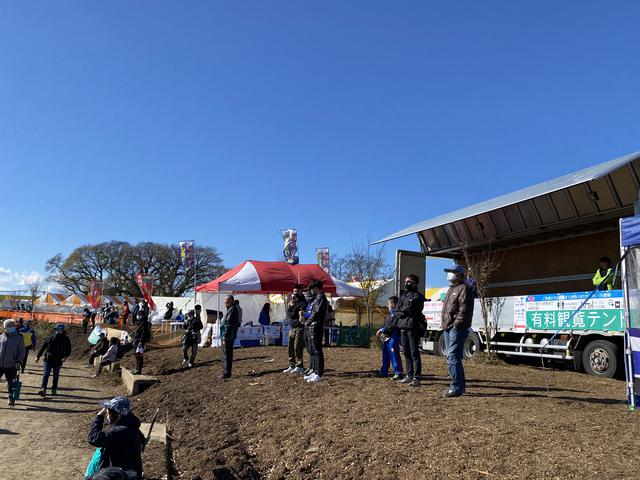 画像: 客席の雰囲気はこんな感じです。 下のコースに近い場所でもちょっと高い所からでも、椅子に座っても見られます!
