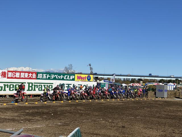 画像: ライダーがみんな下を向いているのでスタート直前の様子です。