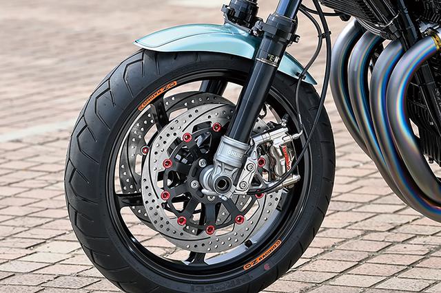 画像: フロントフォークはオーリンズRWUで、ブレーキはブレンボGP4 RXキャリパー+サンスター・プレミアムRCMコンセプトφ320ディスクの組み合わせ。