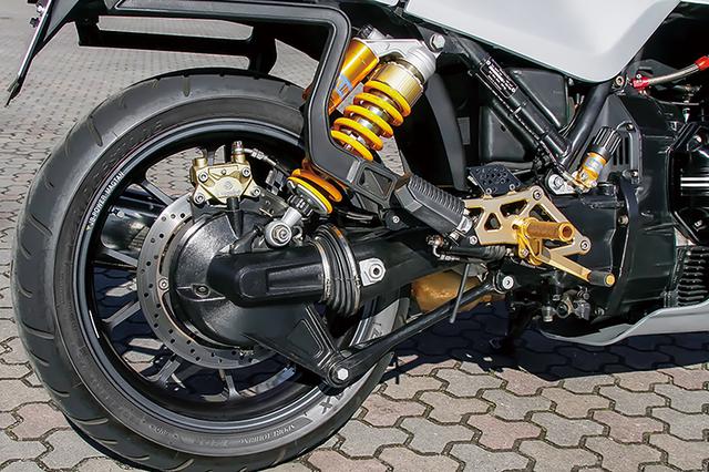 画像: ホイールはMAGTANのR1100S用(3.50-17/5.50-17サイズ)をカラーを加工・製作して装着している。リヤのオーリンズショックはレイダウン。