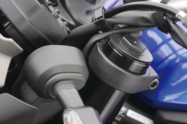 画像: 専用リアショック装着に合わせて、フロントフォークは突き出し量を8mmアップ。車体の姿勢変化のバランスを整えている。