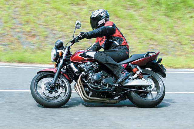 画像: 峠道でCB400SFを試す伊藤真一さん。「扁平率60のタイヤを前後に履いている割には、意外なほどに乗り心地が良いのにとても驚きました。ジオメトリーやサスペンション設定、剛性バランスの調整でまとめ上げたのでしょうが、大変な作業だったと思いますね…」