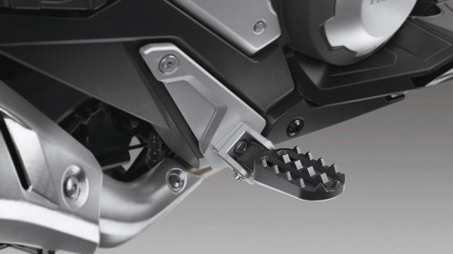 画像: 泥のついたオフロードブーツでも滑りにくい形状の可倒式ステップなど、オフロード車そのものの造り。