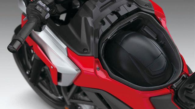 画像: ヘルメットも収納できるタンク部の収納スペース。従来の容量22Lから23Lへ拡大、フルフェイスヘルメットが余裕で収納できる。
