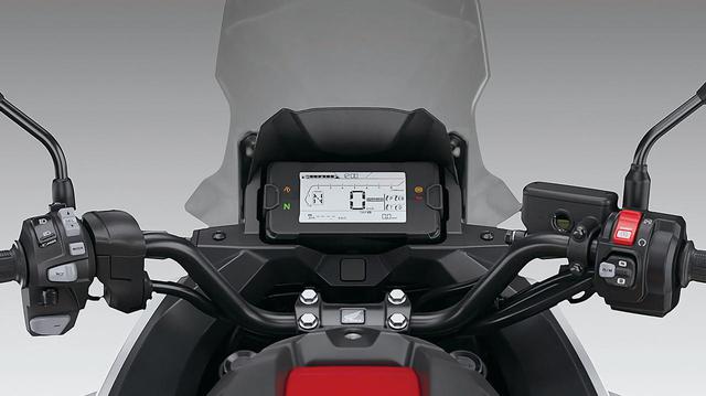 画像: メーターには新しくデザインされた、多機能で視認性にも優れるコンパクトな液晶ディスプレイが採用されている。