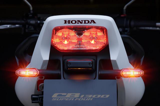 画像: CB1300シリーズで象徴的な丸目二眼のテールランプはイメージを継承。