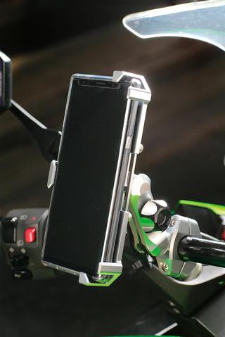 工具不要で簡単に取り付けられるバイク用スマホホルダー デイトナ スマートフォンホルダー3 発売中 Webオートバイ