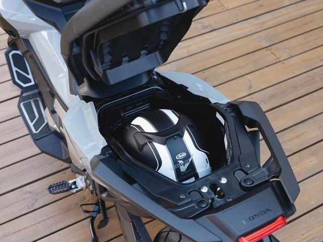 画像: 前側に開くシートの下には、フルフェイスヘルメットが収まる収納スペースが用意されているのはスクーターらしさを感じさせる部分。