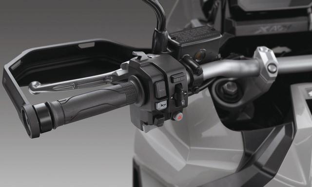 画像: ハンドルを握るライダーの手を保護するハンドガードを装備。