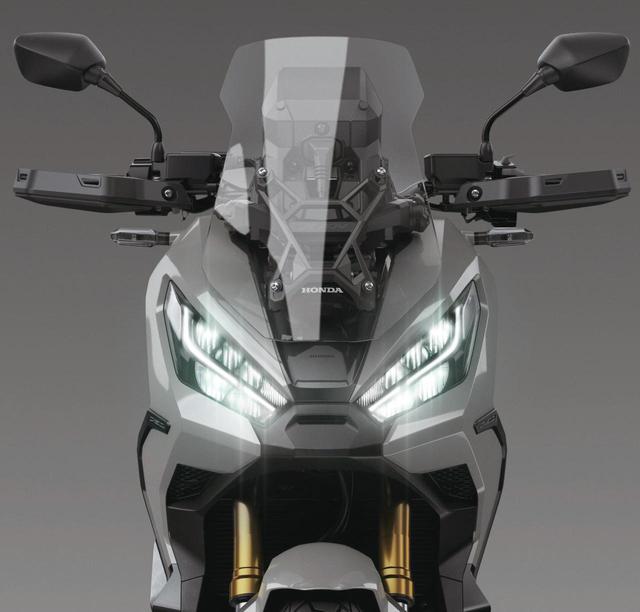 画像: 新デザインのLEDデュアルヘッドライトが目立つ未来的なフロントマスク。防風効果抜群の大きなウインドスクリーンも新しくなった。