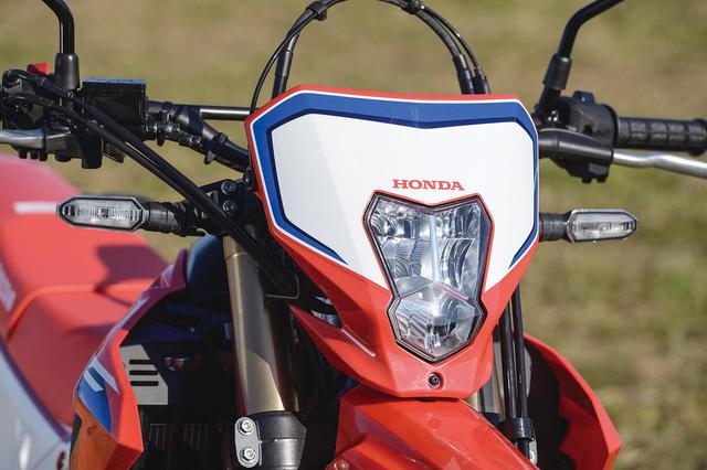 画像: 採用にこだわったアイテムのひとつがCRF250LのLEDヘッドライト。コンパクトで明るいライトは、オフロードバイクには欠かせないアイテムなのだ。