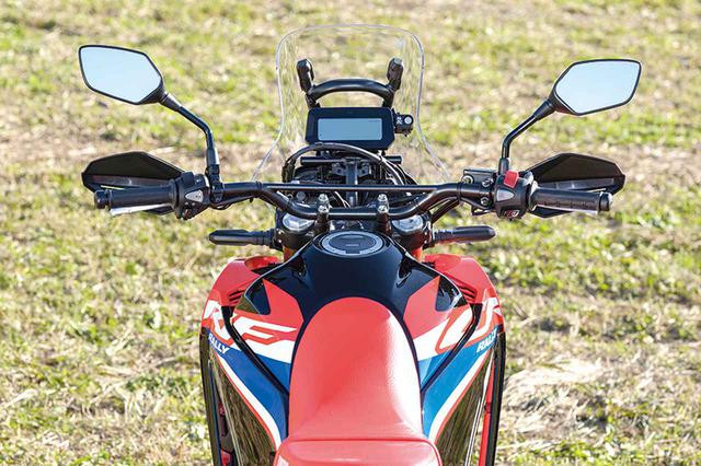画像: ライダーに触れる部分での快適性の向上を重視。ハンドルバーエンドにはウェイトが装着され、ハンドルの振動を低減する。