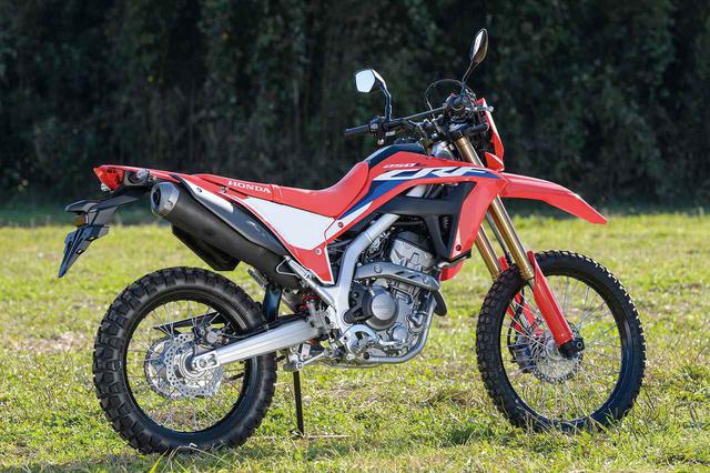 画像: スタイリングは最新のモトクロッサー・CRF450RWイメージの、レーシーさ満点なデザインに一新。大きくその印象を変えた。