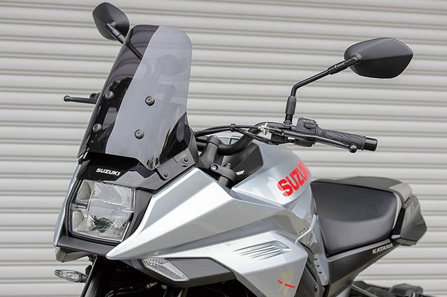 画像: 元祖カタナ・GSX1100Sを彷彿させるスクリーン部は、ライダーをすっぽりと覆うデザイン。ロングツーリング時の走行風による疲労軽減効果も、十分に期待できる。