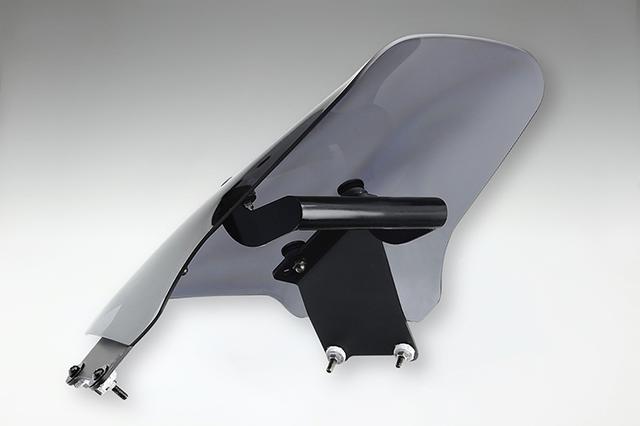 画像: 純正同等の厚手のスクリーン部をスチールステーでしっかりカウル&メーターステーにマウント。走行風でのブレを許さない頑強な作り込みも、こだわりポイントだ。