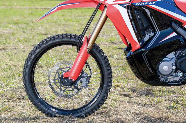 画像: 前後サスペンションのストローク量などは基本的にCRF250Lと同じで、軽量な鍛造アルミ製ボトムブリッジもそのまま。