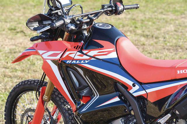 画像: 容量を2LアップしたCRF250ラリーのタンクは、スタイリングの妙でバランスを取り、ボリューム感の偏りを巧みに解消している。
