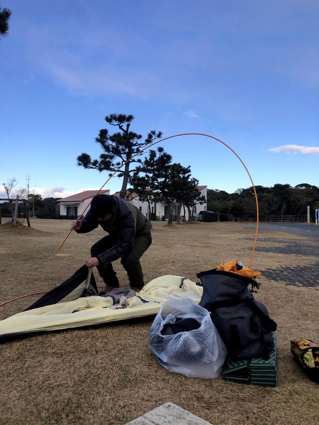 画像: 年季の入ったダンロップテントを張る西野編集長。テントって長持ちするものなのね。